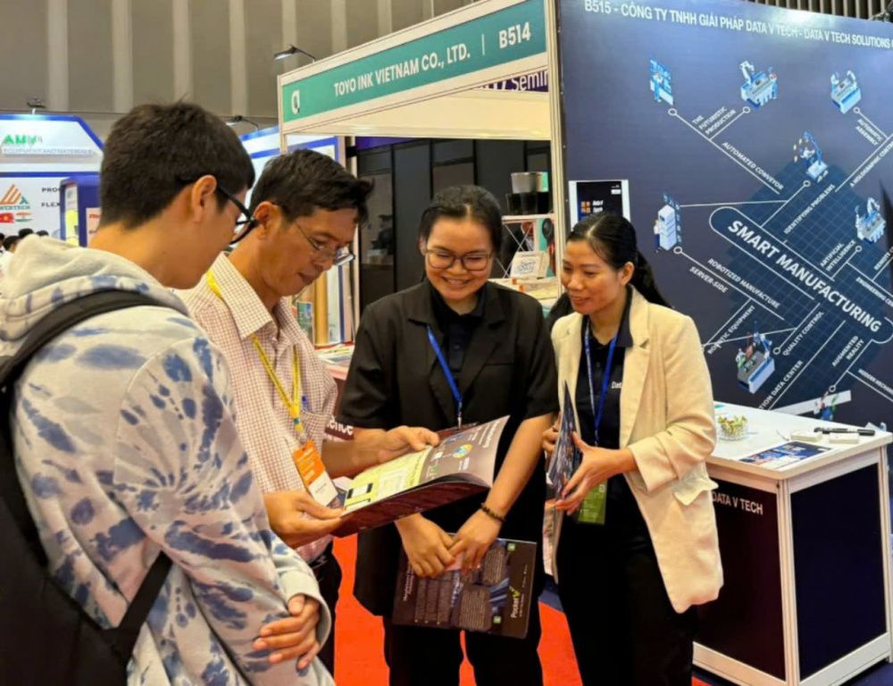 Khách tham quan tại triển lãm VietnamPrintPack 2024