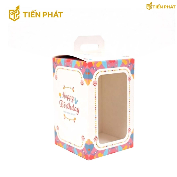 Hộp bánh kem 2 tầng, màu trắng, họa tiết độc đáo và chữ "Happy Birthday"