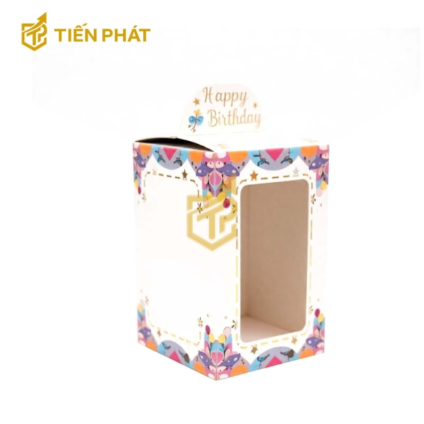 Hộp bánh kem 2 tầng, màu trắng, họa tiết sinh nhật và chữ "Happy Birthday"