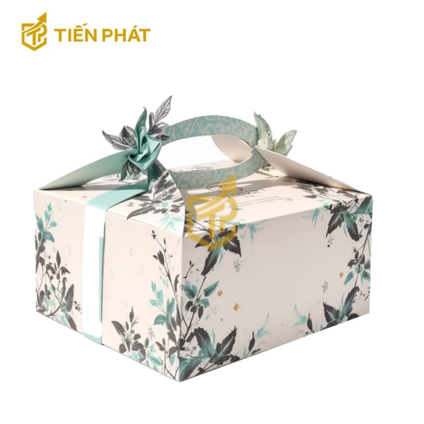 Hộp bánh kem vuông, màu kem, in hình hoa và lá màu xanh