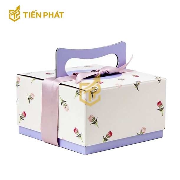 Hộp bánh sinh nhật vuông, màu kem, in hình hoa hồng