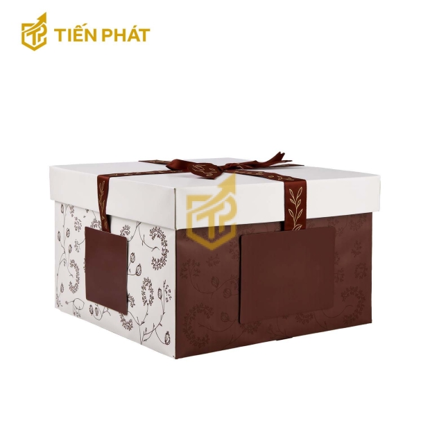 Hộp bánh sinh nhật vuông, màu nâu và trắng, in hình lá và hoa