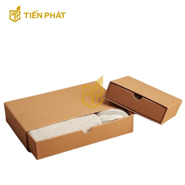 Hộp giấy đựng quần áo màu nâu, nắp kéo, không họa tiết, in logo theo yêu cầu