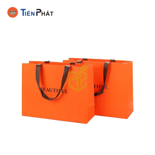 Túi giấy đựng quần áo màu cam, in logo theo yêu cầu