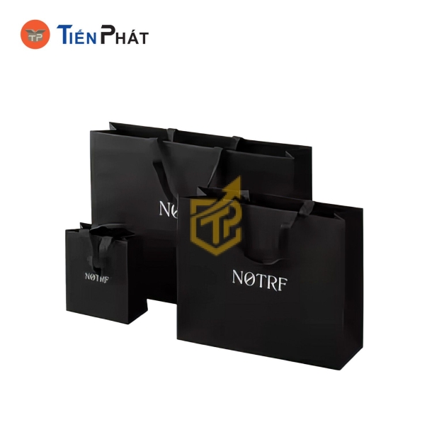 Túi giấy đựng quần áo màu đen, họa tiết đơn giản