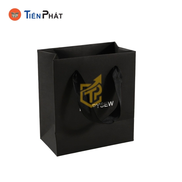 Túi giấy đựng quần áo màu đen, in logo theo yêu cầu