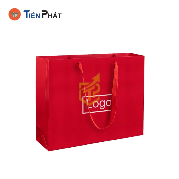 Túi giấy đựng quần áo màu đỏ, in logo theo yêu cầu