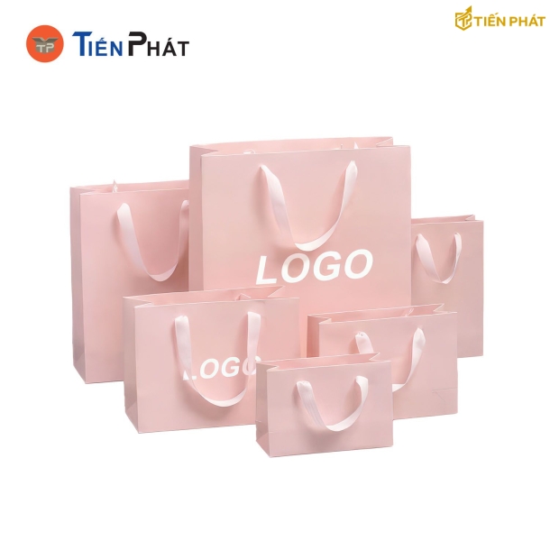 Túi giấy đựng quần áo màu hồng, in logo theo yêu cầu