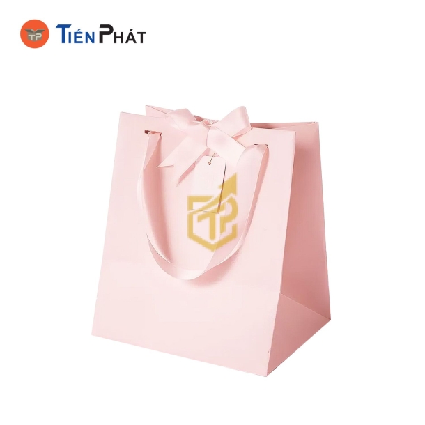 Túi giấy đựng quần áo màu hồng, không in họa tiết