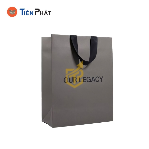 Túi giấy đựng quần áo màu xám, in logo theo yêu cầu