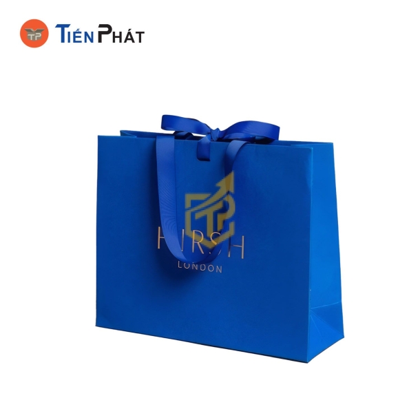 Túi giấy đựng quần áo màu xanh biển, họa tiết đơn giản