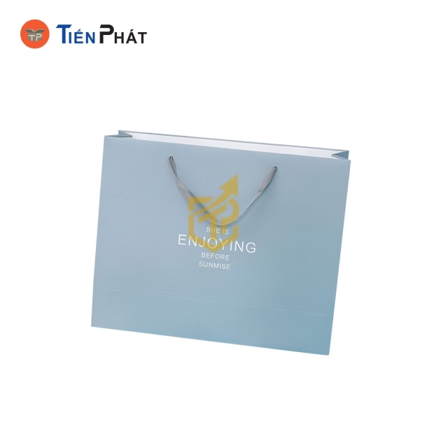 Túi giấy đựng quần áo màu xanh biển nhạt, in logo theo yêu cầu