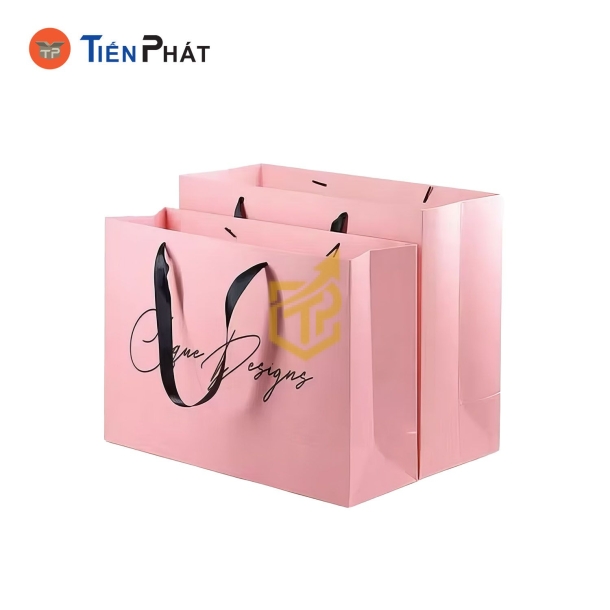 Túi giấy đựng váy màu hồng, không in họa tiết